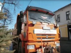 Нелепость или умный ход? В Ярославле моют дороги даже в ливень. И вот зачем
