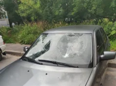 В Рыбинске пьяный мужчина разбил 11 автомобилей во дворе на улице Свободы