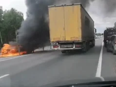 На трассе М8 под Ростовом загорелся автомобиль. Водитель госпитализирован