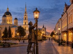 Фонарщик начнет зажигать фонарь на площади Рыбинска