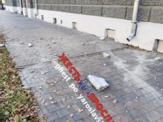 Штукатурка обрушилась с фасада дома в центре Ярославля