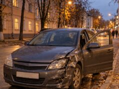 Пьяный мужчина повредил припаркованный Opel в Ярославле