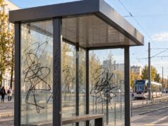 Полиция задержала подростка за порчу остановки в Ярославле