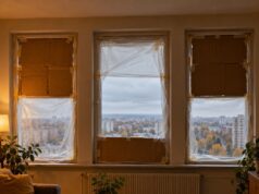 Ярославец третий месяц живет без окон после атаки БПЛА